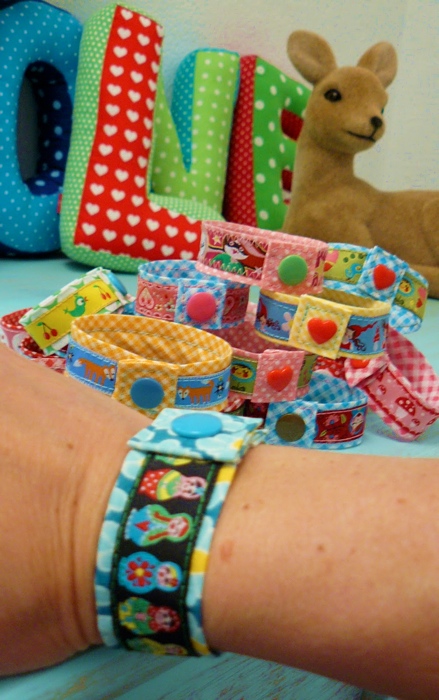 Armbänder aus Webband nähen, kleines Geschenk, farbenmix basteln Armbänder aus Webband nähen, kleines Geschenk, farbenmix basteln