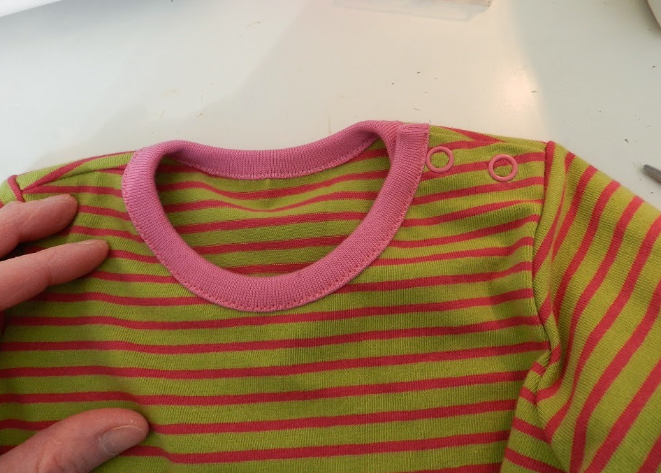 Tutorial Shirt mit Knopfleiste an Schulter Babyshirt der Druckknopf
