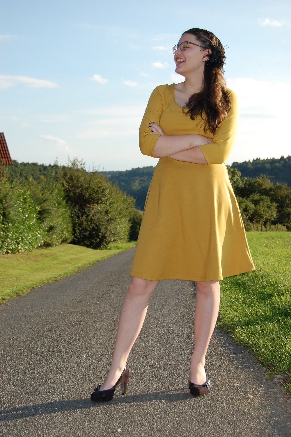 Nuria-Jerseykleid-farbenmix-bienvenido-colorido_Ebook-Kleid_Schnittmuster-gelbes-Damenkleid