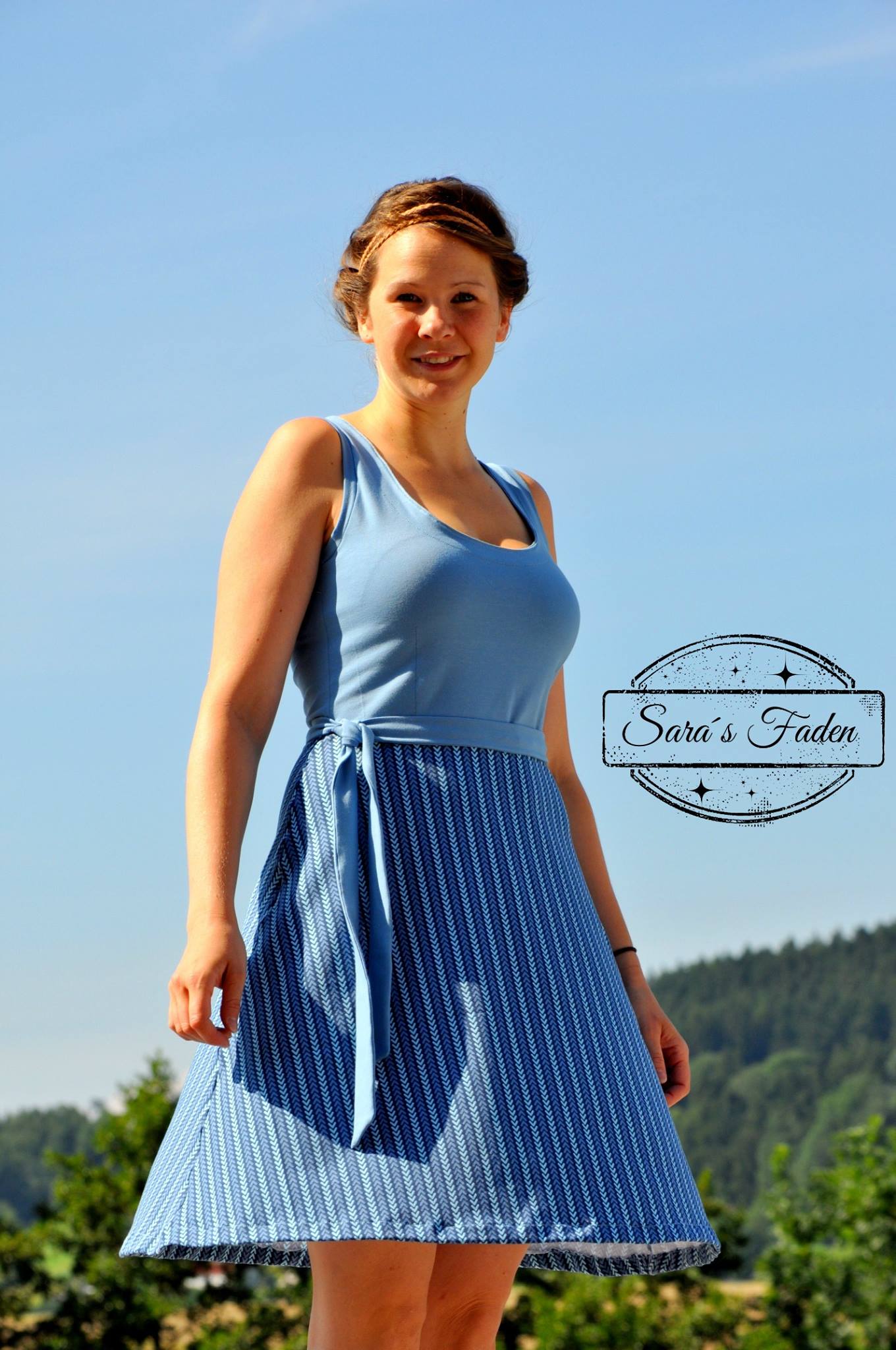 Nuria-Jerseykleid-farbenmix-bienvenido-colorido_Ebook-Kleid_Schnittmuster-blaues-Damenkleid